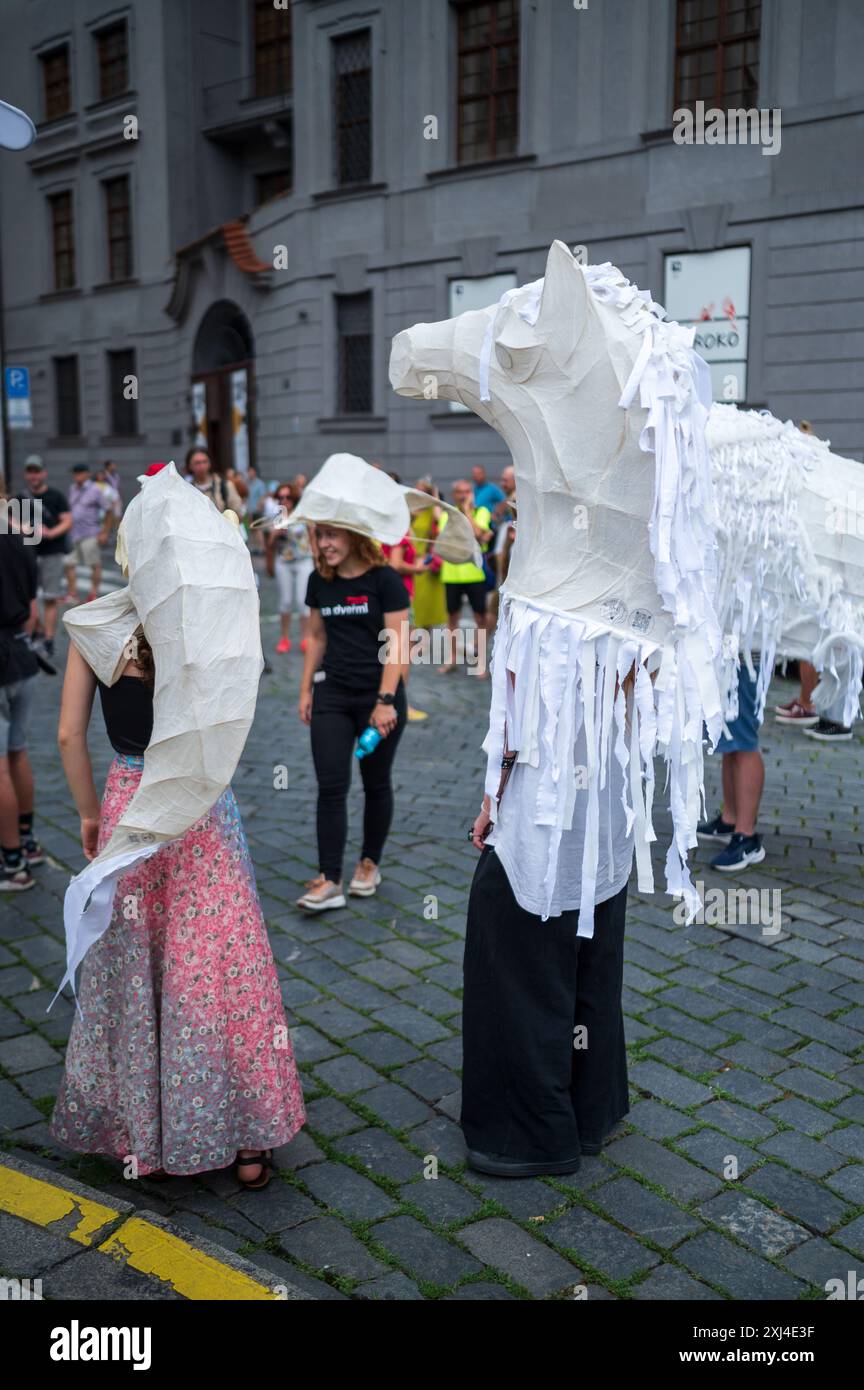 Marionettenparade vom Marián-Platz zum Altstädter Ring während des Prager Straßentheaterfestes hinter der Tür in Prag, Tschechische Republik Stockfoto