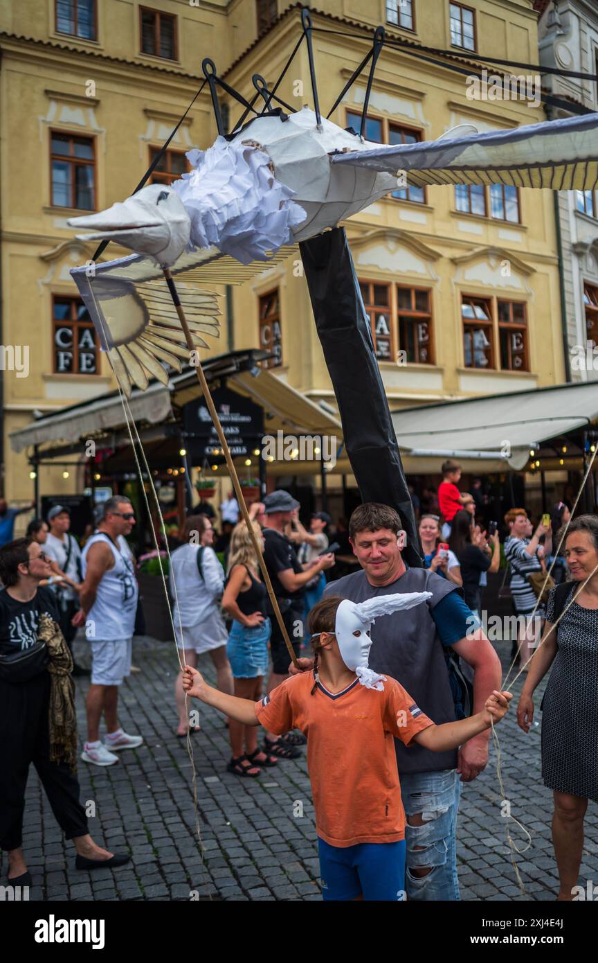 Marionettenparade vom Marián-Platz zum Altstädter Ring während des Prager Straßentheaterfestes hinter der Tür in Prag, Tschechische Republik Stockfoto