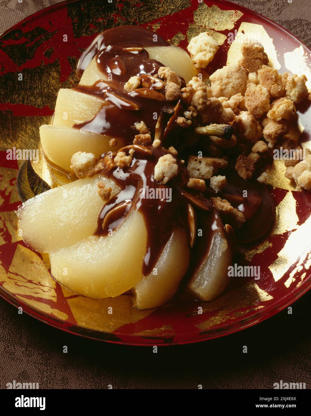 Streusel mit geschmolzener Milchschokolade und gegrillten Mandeln Stockfoto