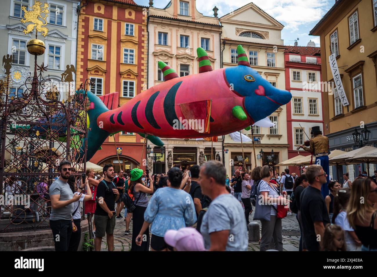 Marionettenparade vom Marián-Platz zum Altstädter Ring während des Prager Straßentheaterfestes hinter der Tür in Prag, Tschechische Republik Stockfoto