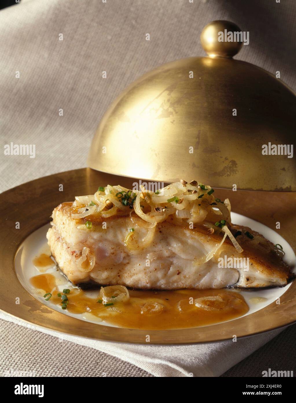 Gebratener Steinbutt mit Confit-Schalotten Stockfoto