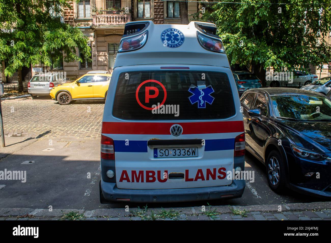 Odessa, Ukraine, 15. Juli 2024 Ambulanz parkt im Zentrum von Odessa während des Krieges mit Russland, Odessa ist das Ziel russischer Raketen und Sirenengeräusche Stockfoto