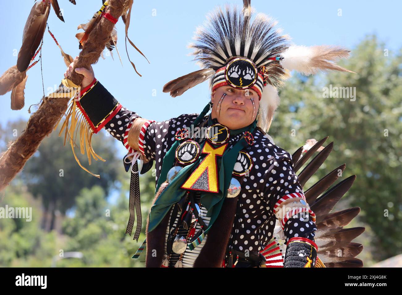 Ricky Two Bears, ein Alaun vom Pierce College, tanzt während der Powwow im Rocky Young Park am 22. Juni 2024. Foto: Raquel G. Frohlich. Stockfoto