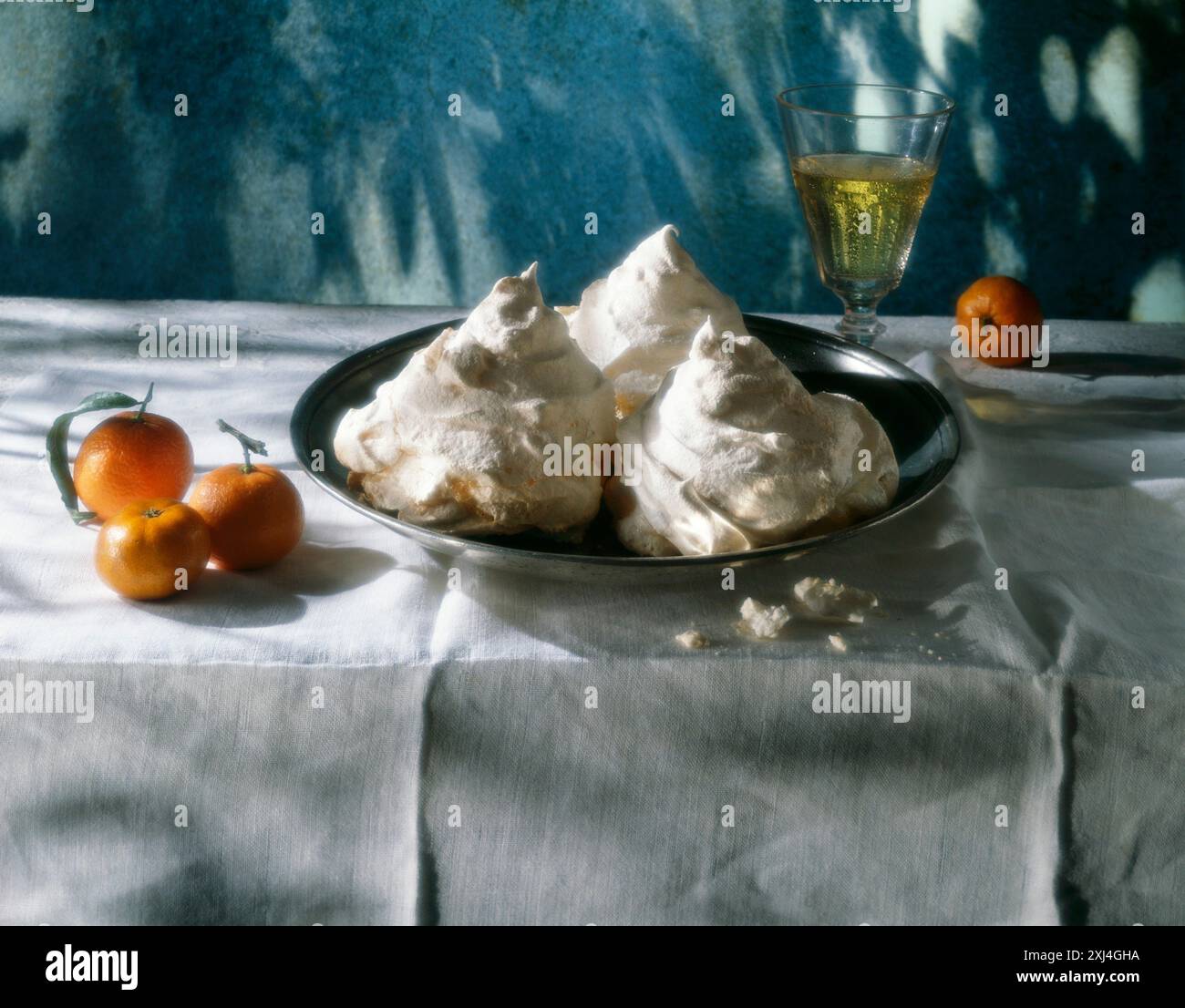 Meringues mit Clementinen Stockfoto