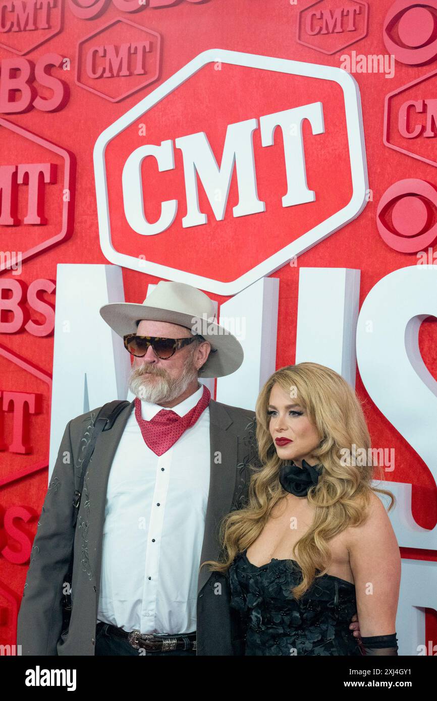 JOHN CARTER CASH und ANA CHRISTINA CASH posieren für Fotos vor der CMT Music Awards Show im Austin's Moody Center am 6. April 2024. Stockfoto