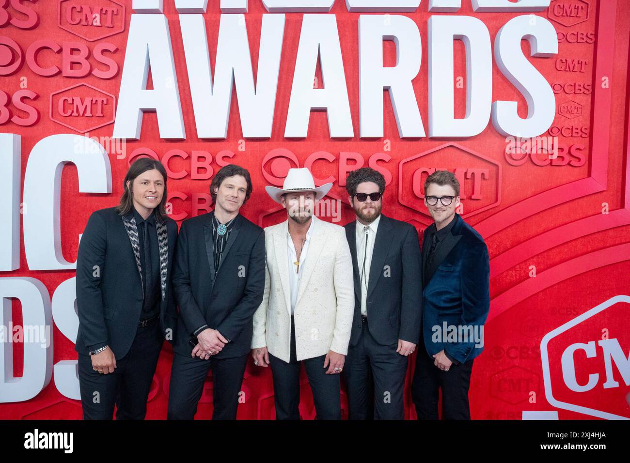 Country-Sänger NEEDTOBREATHE gehen auf dem roten Teppich und posieren für Fotos vor der CMT Music Awards Show im Austin's Moody Center am 6. April 2024. Stockfoto