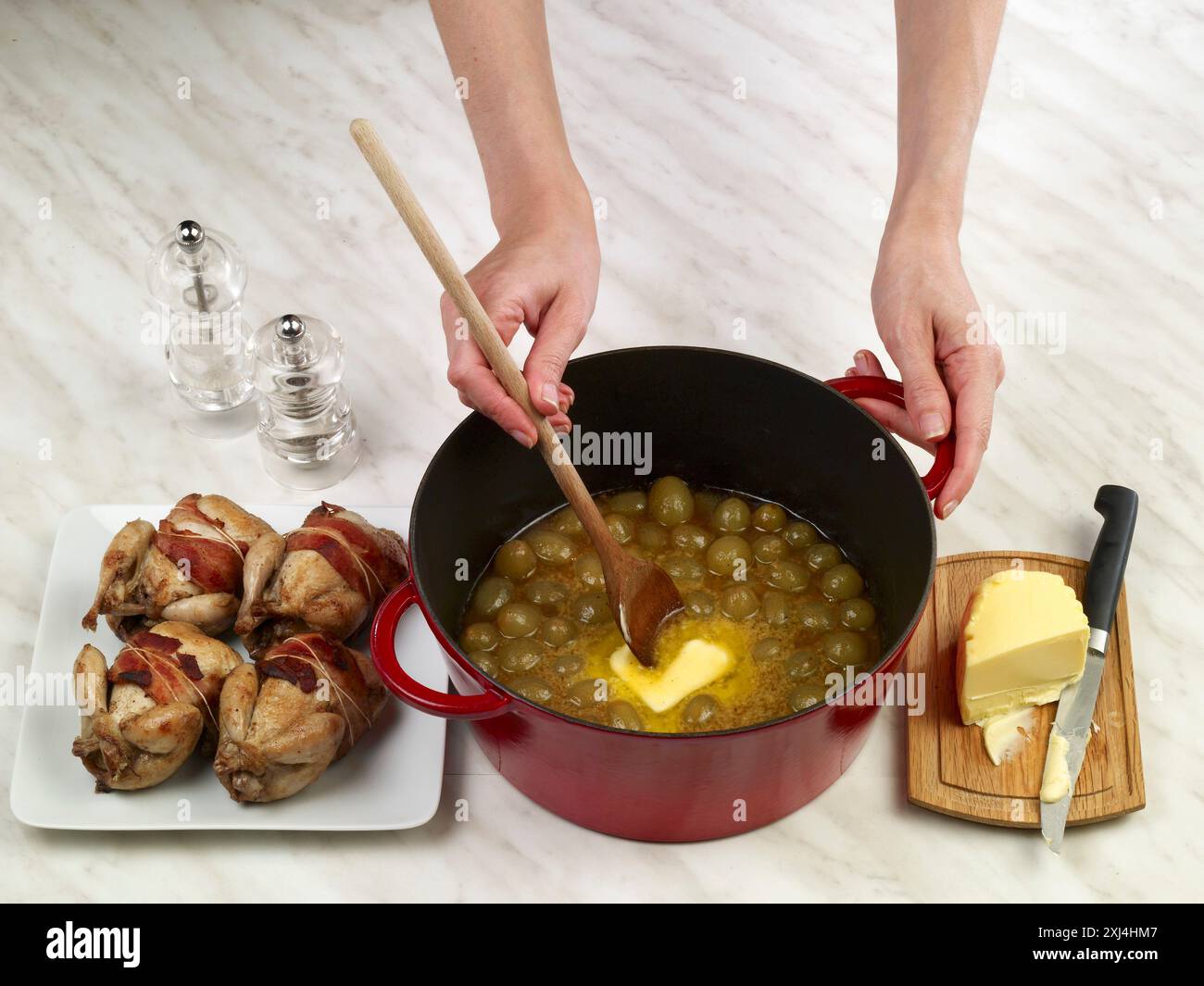 Geben Sie die Butter in die Trauben in der Auflaufform Stockfoto