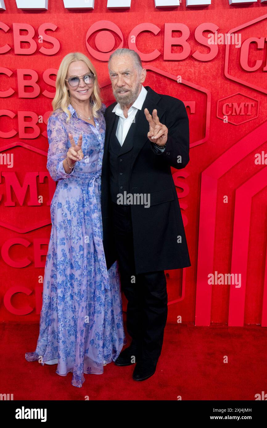 Die Philanthropen JOHN PAUL DEJORIA und ELOISE BROADY gehen auf dem roten Teppich und posieren für Fotos vor der CMT Music Awards Show im Austin's Moody Center am 6. April 2024. Stockfoto