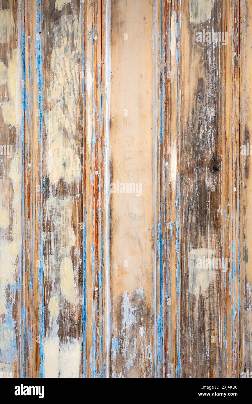 Alte Türrestaurierung - Nahaufnahme einer geschliffenen Holztür gefüllt mit Holzfüller, die Schichten alter Farbe zeigt - UK Stockfoto
