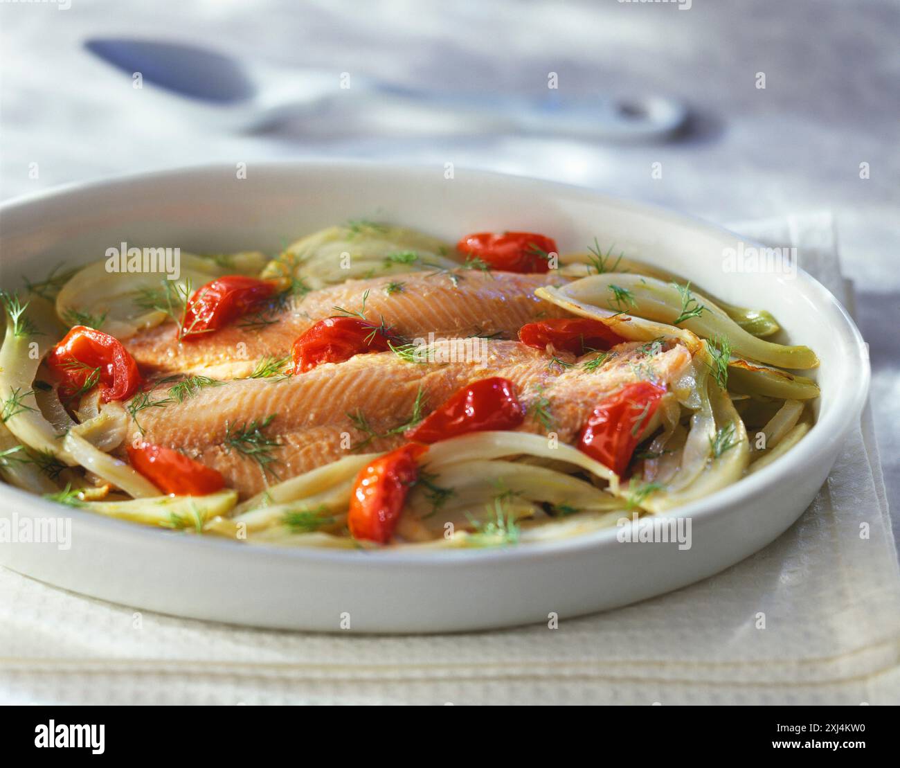 Marinierter Lachs mit Fenchel, Tomaten und Dill Stockfoto