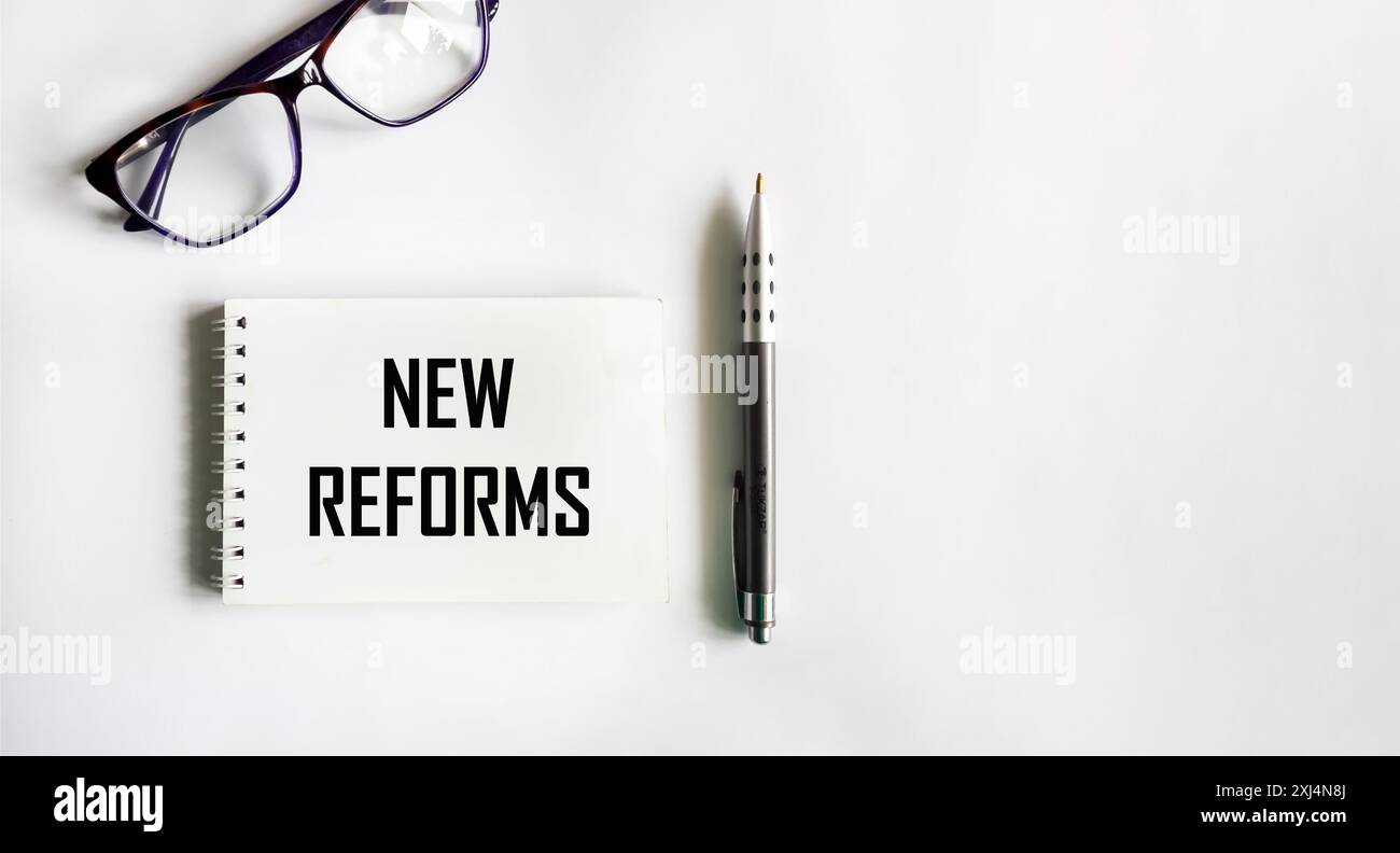Text der neuen Reformen. Geschäftskonzept auf weißem Hintergrund. Kopierbereich Stockfoto