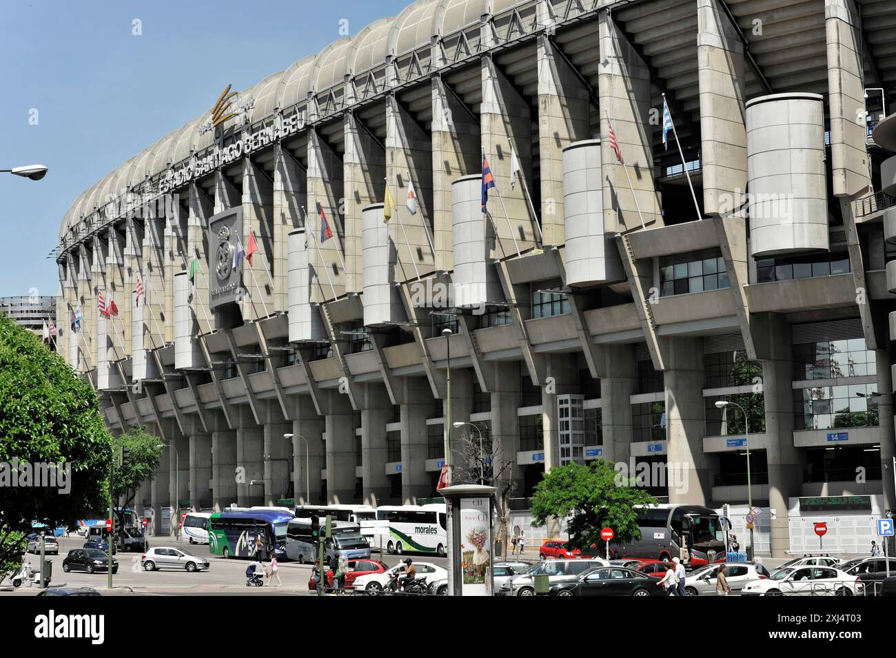 Madrid, Spanien, Europa, großes Stadion mit bemerkenswerter Außenfassade und lebhaftem Straßenleben davor Stockfoto