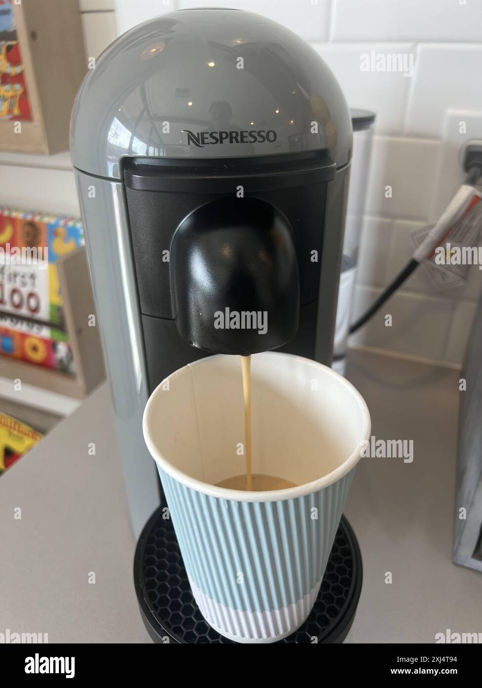 USA. März 2024. Nespresso Vertuo Kaffeemaschine, die Espresso in einen blau gestreiften Papierbecher gibt, befindet sich am 11. März 2024 in Danville, Kalifornien. (Foto: Smith Collection/Gado/SIPA USA) Credit: SIPA USA/Alamy Live News Stockfoto