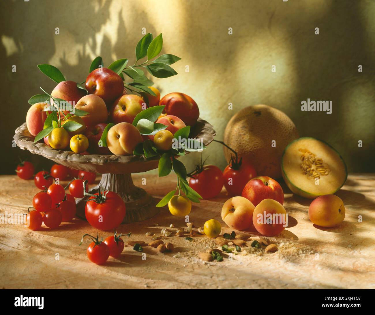 Fruchtsortiment (Thema: süße und herzhafte Torten) Stockfoto
