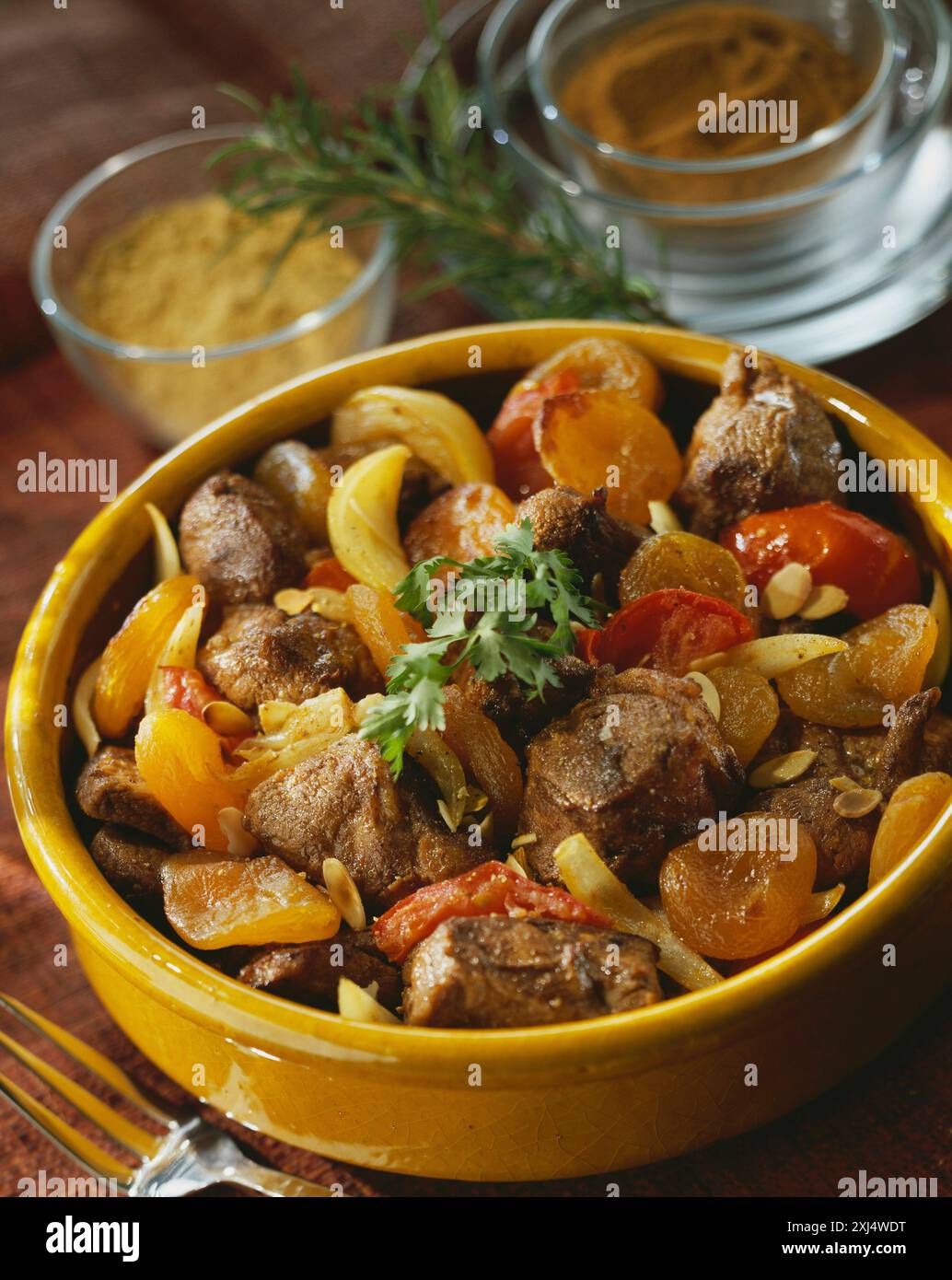 Lammeintopf mit getrockneten Aprikosen und Gewürzen Stockfoto