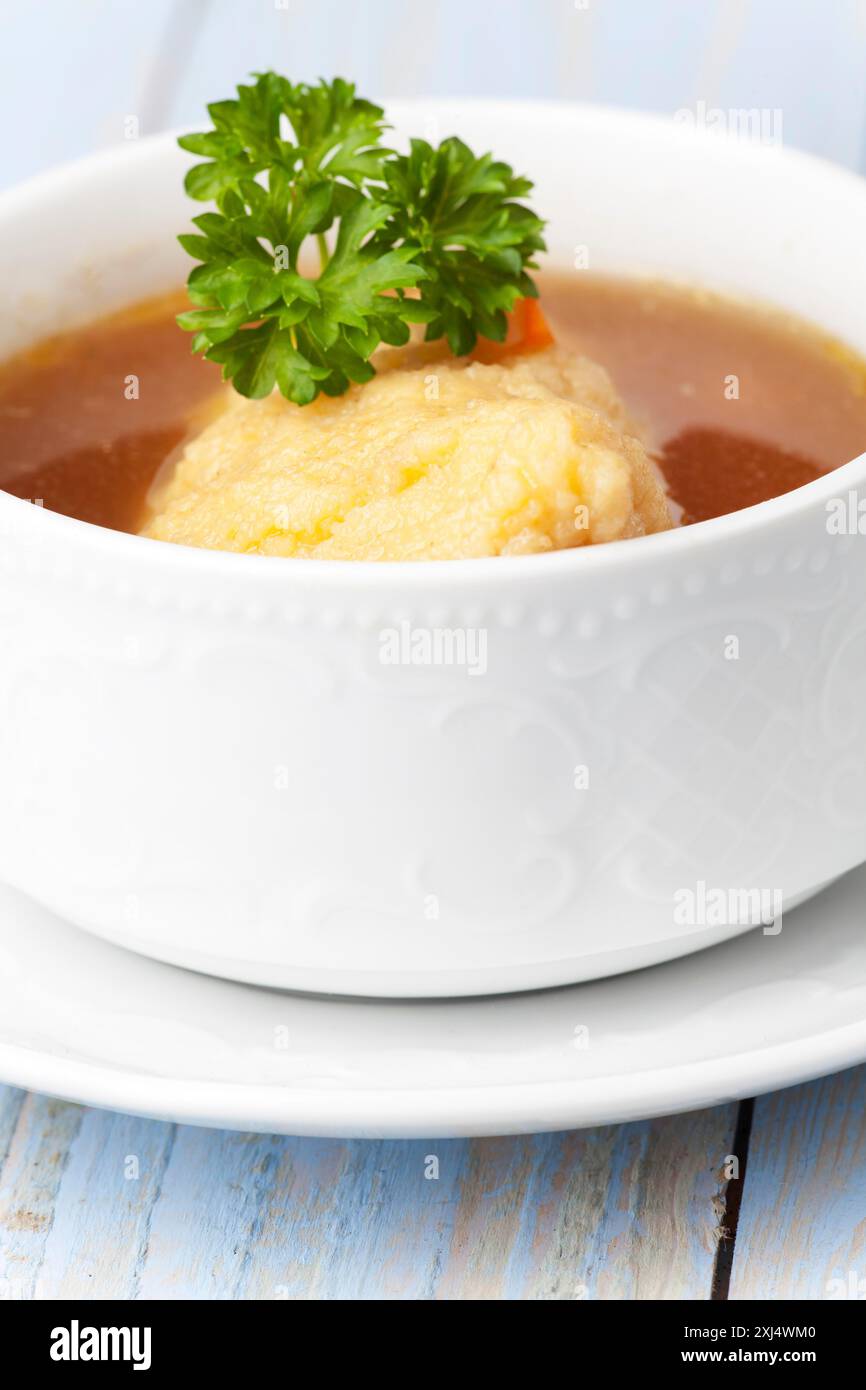 Bayerische Knödelsuppe Stockfoto