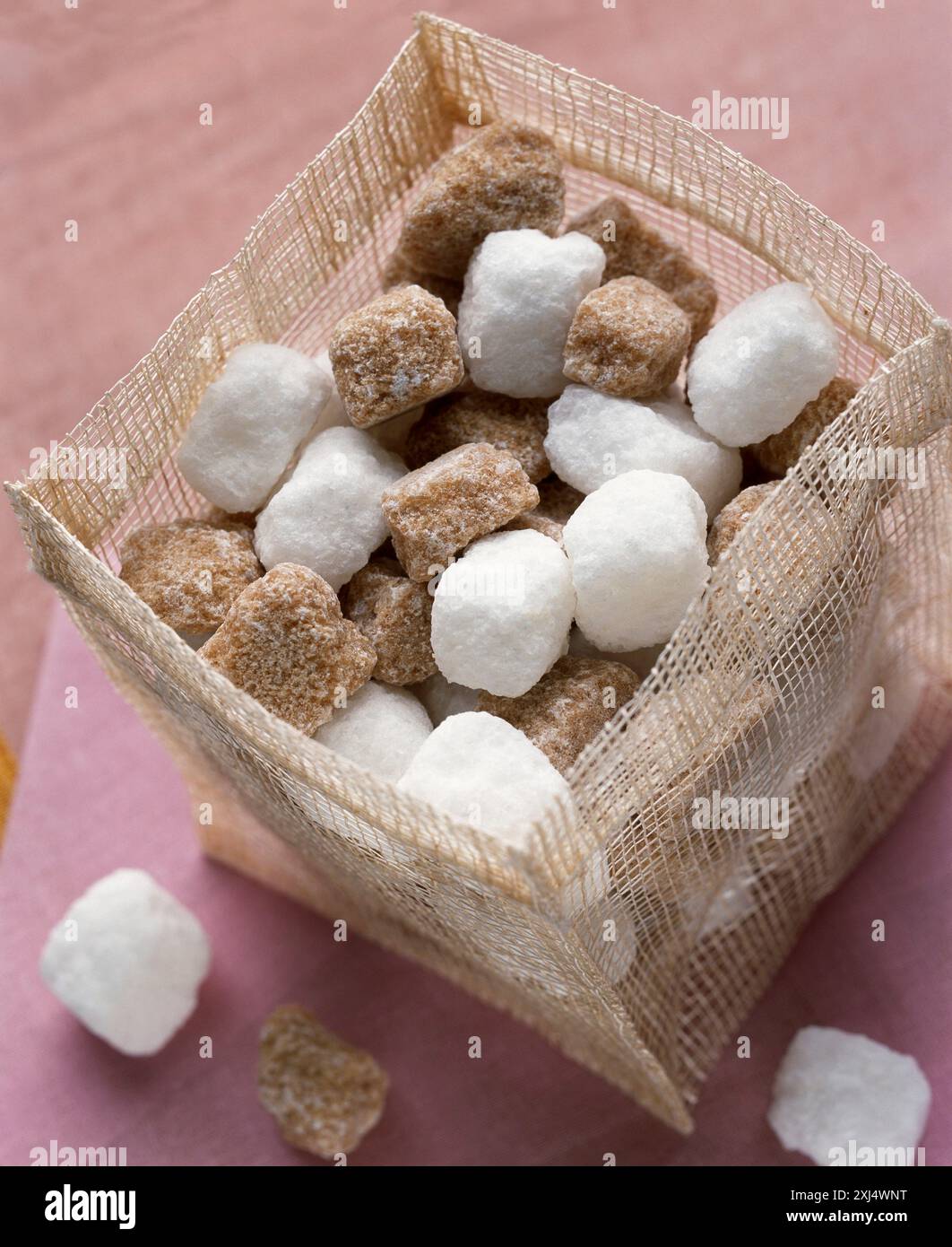 Weißer und brauner Zucker Klumpen Stockfoto