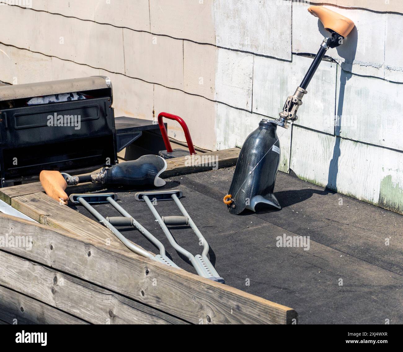 Prothetische Beine und Krücken an der Seite eines Hauses Stockfoto