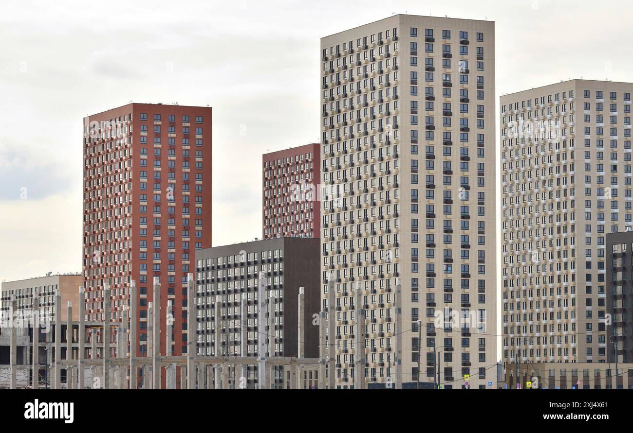 Betonpfähle vor dem Hintergrund neuer Gebäude Stockfoto