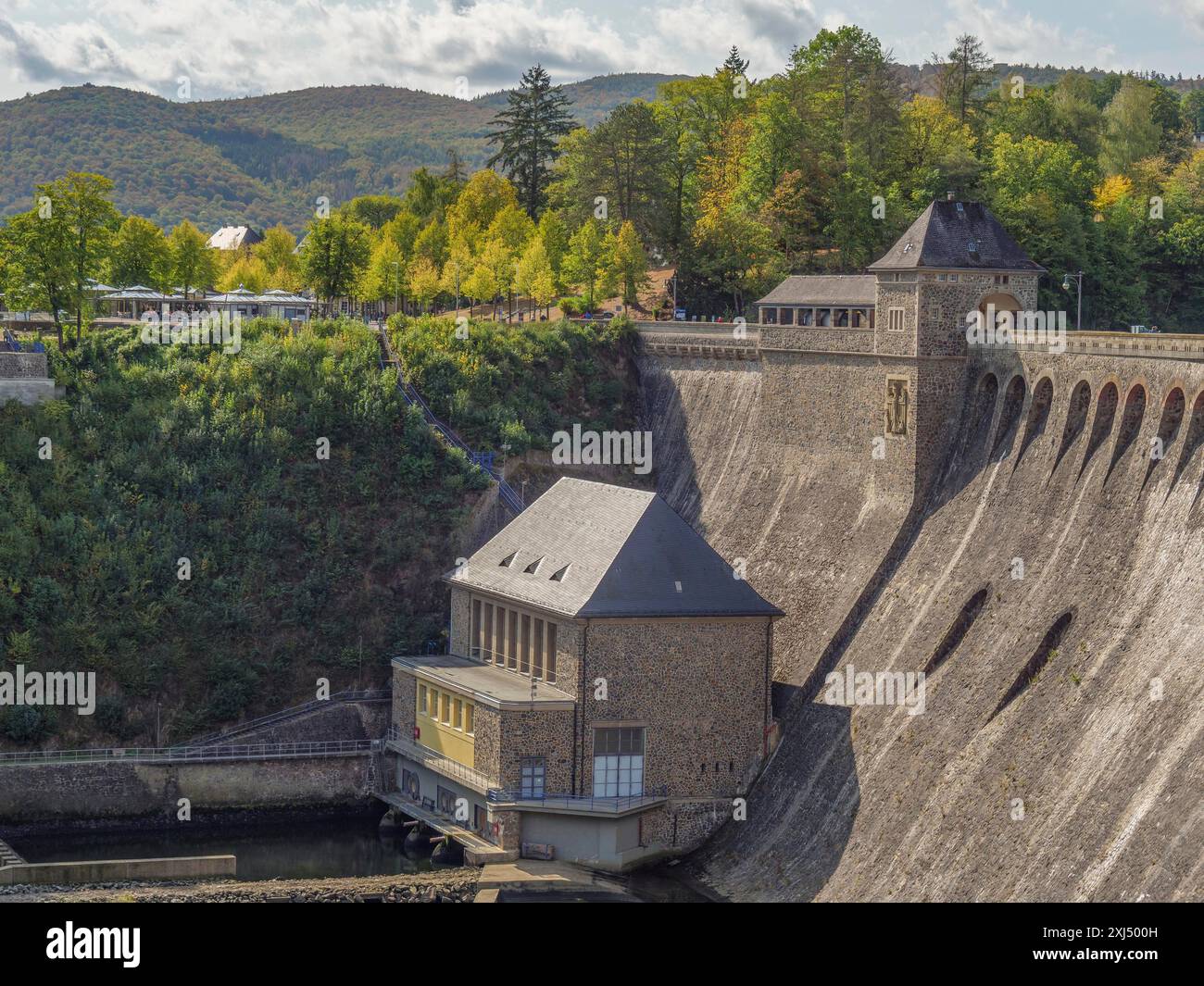 Ein historischer Damm, umgeben von UNESCO-Weltkulturerbe Wald und malerischer Natur, waldeck, hessen, deutschland Stockfoto