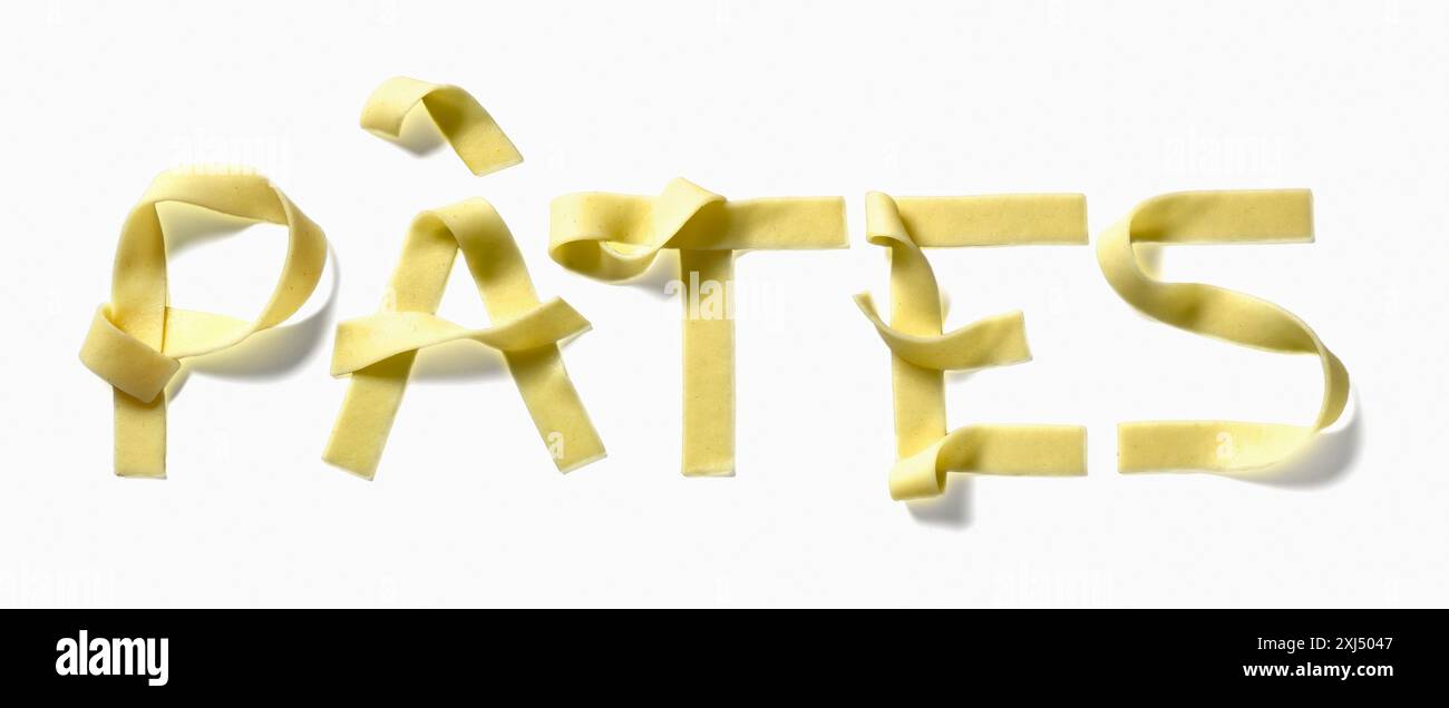 Das Wort Pâteswritten mit Tagliatellen Stockfoto