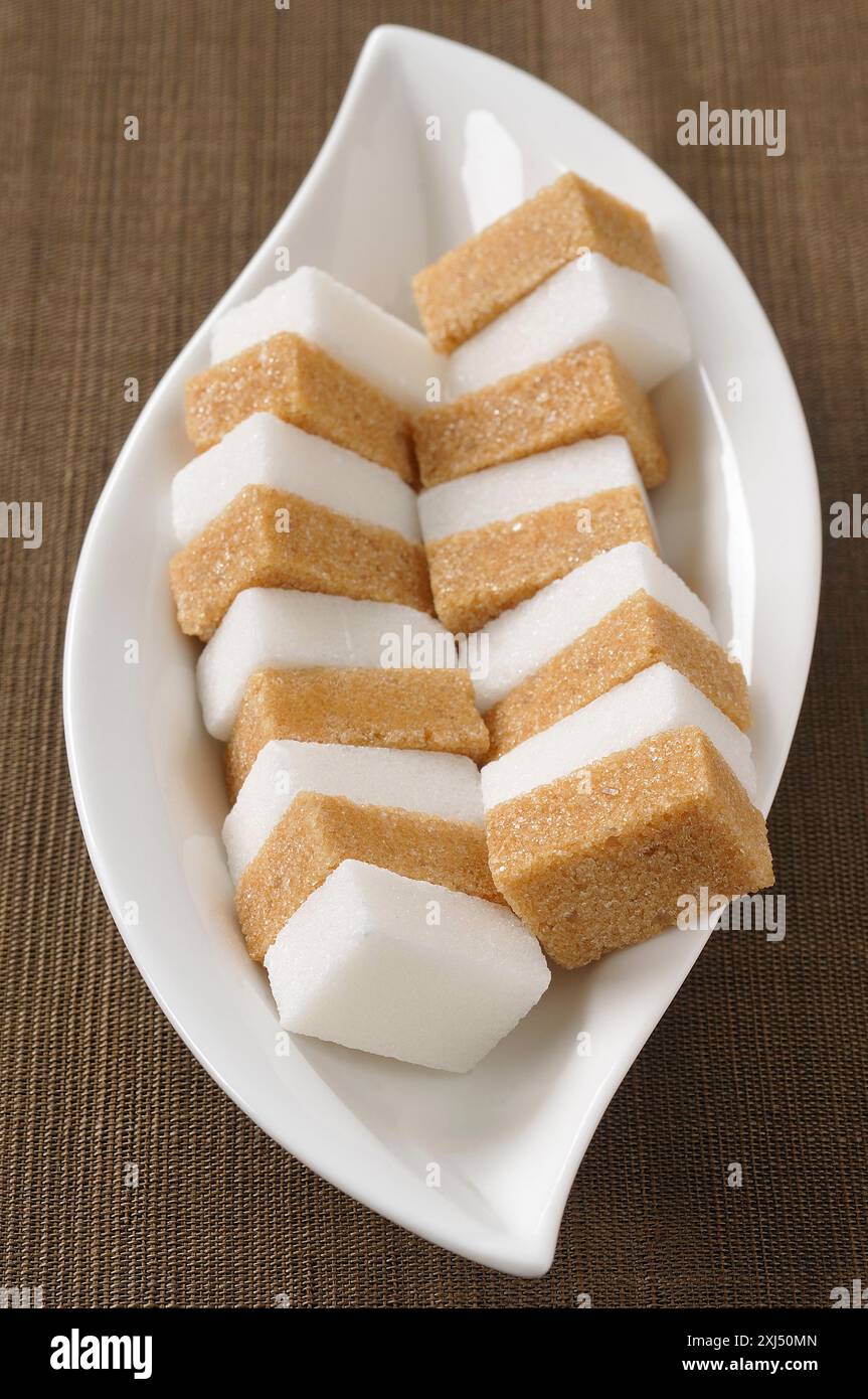 Schüssel mit braunen und weißen Zucker Klumpen Stockfoto
