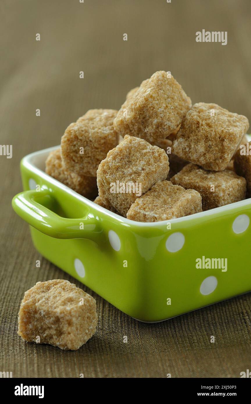 Schüssel mit braunen Zuckerrohrklumpen Stockfoto
