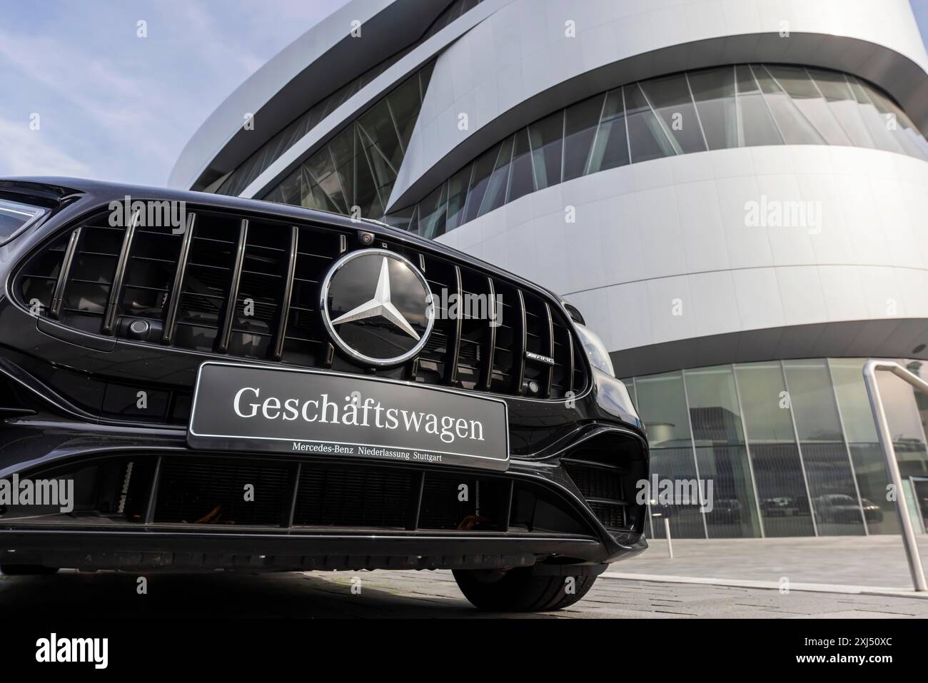 Mercedes-Firmenwagen, Kühlergrill und Mercedes-Stern auf einem modernen Fahrzeug, im Hintergrund das Mercedes-Benz Museum, Baden-Württemberg, Deutschland Stockfoto