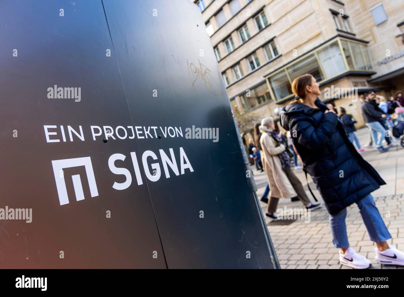 Bauzaun in der Stuttgarter Innenstadt mit dem Signa Real Estate Logo. Rene Benkos Immobilienfirma plante ein Geschäftsgebäude für Stockfoto