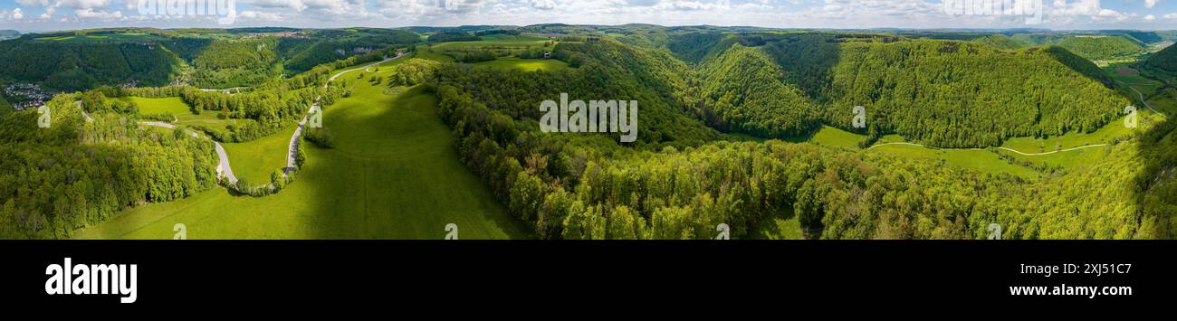 Gewundene Landstraße durch einen Wald, Landschaft der Schwäbischen Alb im Frühjahr, Panoramafoto, Drohnenfoto, Gutenberg, Lenningen Stockfoto
