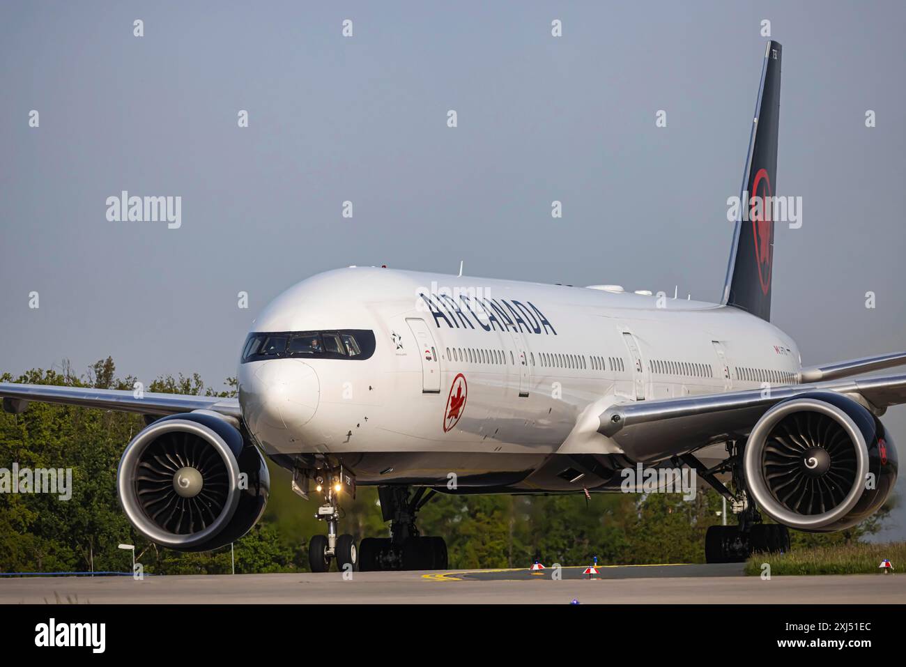 Flugzeuge am Flughafen Fraport kurz nach der Landung. Boeing 777 der Fluggesellschaft Air Canada. Frankfurt am Main, Hessen, Deutschland Stockfoto