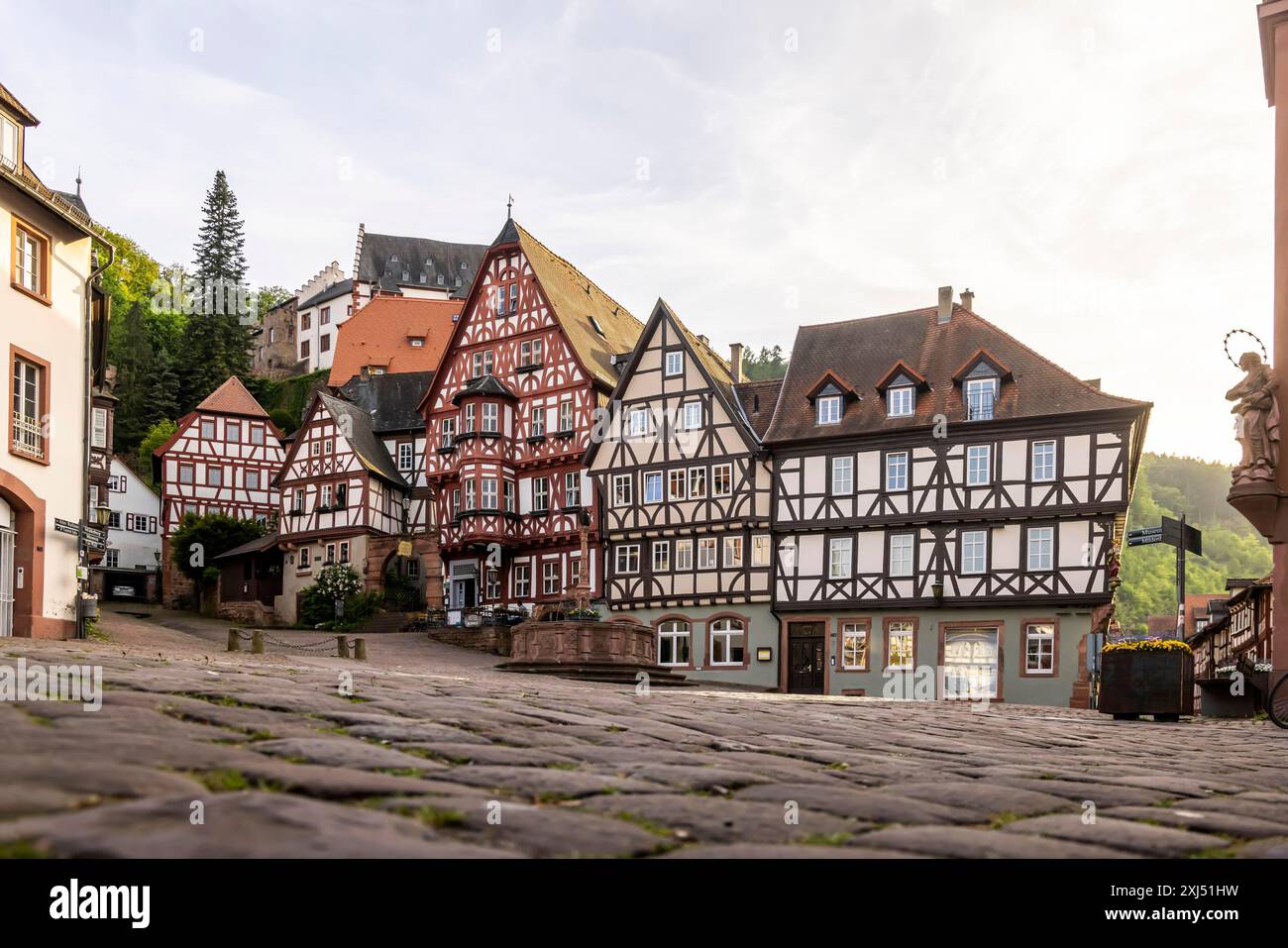 Marktplatz Miltenberg mit Marktbrunnen und prächtigen Fachwerkhäusern, Schnatterloch. Das Ensemble ist eines der meistfotografierten Stockfoto