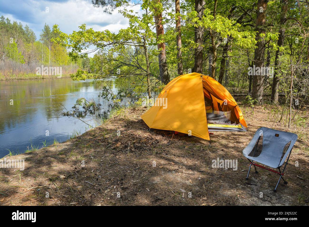 Reisen Sie in abgelegene geschützte Bereiche. Touristenzelt am Ufer. Stockfoto