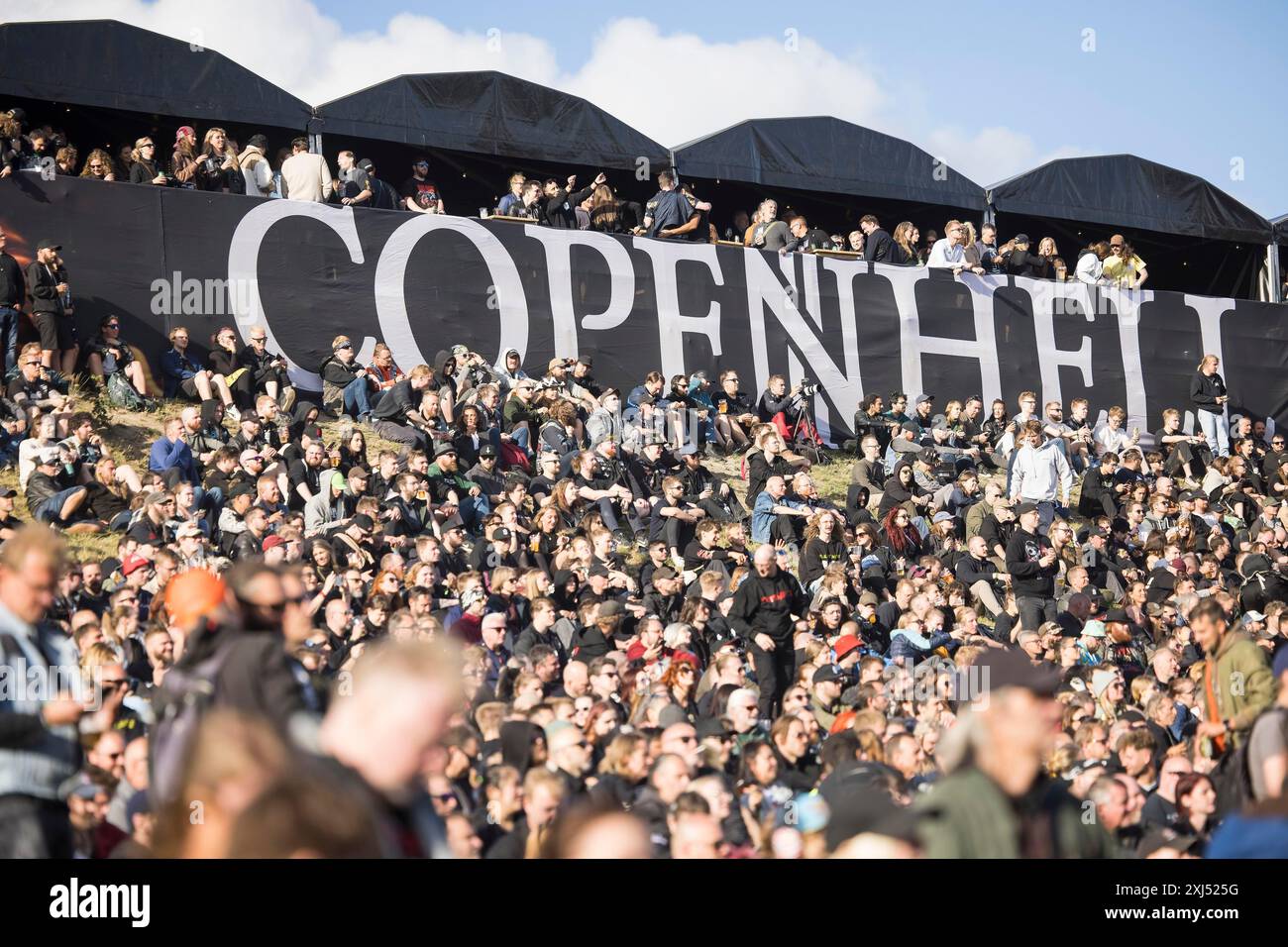 Festivalbesucher vor dem Logo beim Copenhell Metal Festival auf dem Kloverparken Camping Kopenhagen, Dänemark. Das Festival findet ab statt Stockfoto