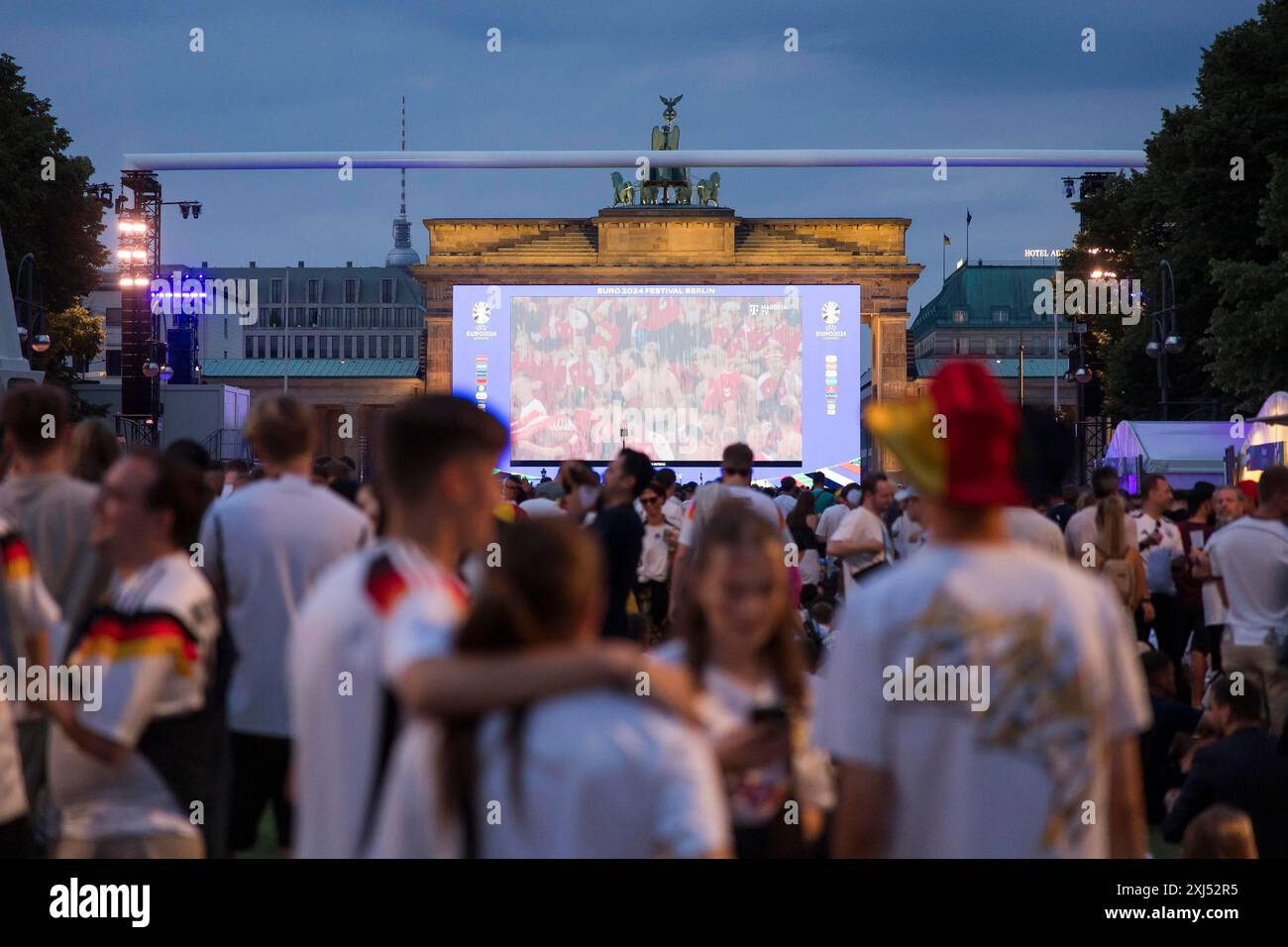 Fassball-Fans feiern und sammeln Informationen in der Fanzone am Brandenburger Tor nach der Unterbrechung des Achtelfinale zwischen Deutschland Stockfoto