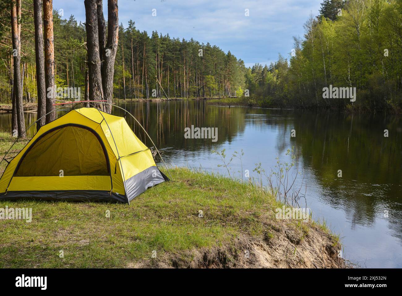 Reisen Sie in abgelegene geschützte Bereiche. Touristenzelt am Ufer. Stockfoto