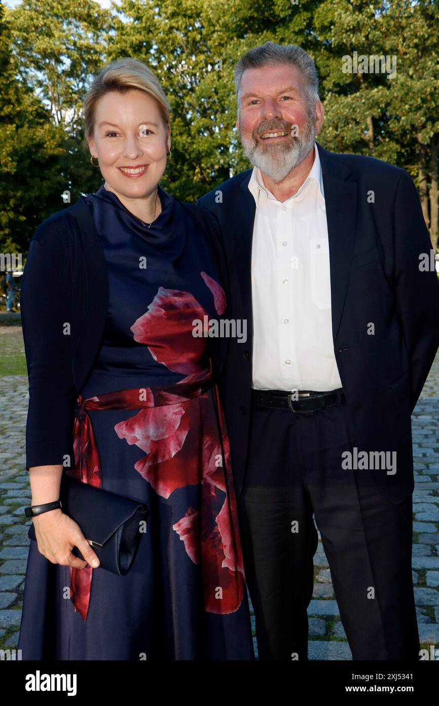 Franziska Giffey und ihr Vater Wolfgang Suellke kommen zur Jubiläumspremiere von CABARET, dem Berliner Musical im Tipi am Kanzleramt in Stockfoto