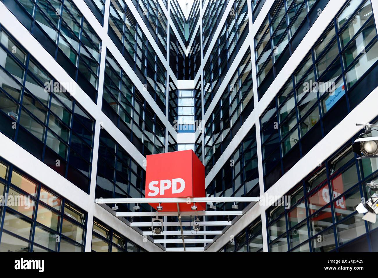 Moderne Glasfassaden eines hohen Bürogebäudes mit SPD-Logo im Eingangsbereich, Willy-Brandt-Haus, SPD-Zentrale, Berlin, Berlin, Deutschland Stockfoto