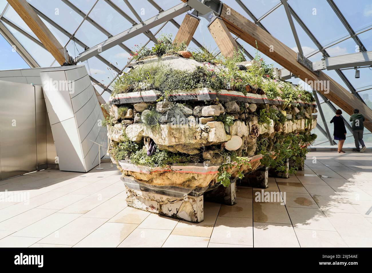 Fondation Louis Vuitton, privates Museum für moderne Kunst, Architekt Frank Gehry, Bois de Bologne, Paris, Ile de France, Frankreich, Europa, Ein naturbezogenes Stockfoto