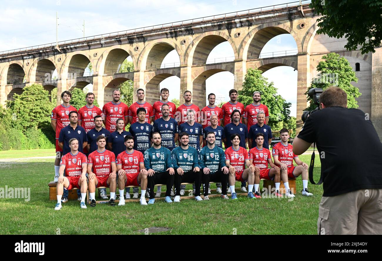 16. Juli 2024, Baden-Württemberg, Bietigheim-Bissingen: Mannschaftsfoto Handball Bundesliga SG BBM Bietigheim: Erste Reihe (von links) bis Hermann, Alexander Pfeifer, Juan de la Pena, Fredrik Genz, Daniel Rebmann, Filip Baranasic, Moritz Strosack, Gonzalo Perez Arce, Jona Bader. Mittlere Reihe (von links) Georgios Karavalakis (Arzt), Tom Görres, Lisa Frey, Roya Tanimura (Assistentin), Iker Romero (Cheftrainer), Jens rith (Teamleiter), Hans-Ulrich Kämpf (Supervisor), Jochen Zürn (Sportdirektor), Jonathan Buderer (Arzt). Hintere Reihe (von links) Fynn Nicolaus, Tom Wolf, Julius Kühn, Nikola Vlahovic, Max Stockfoto