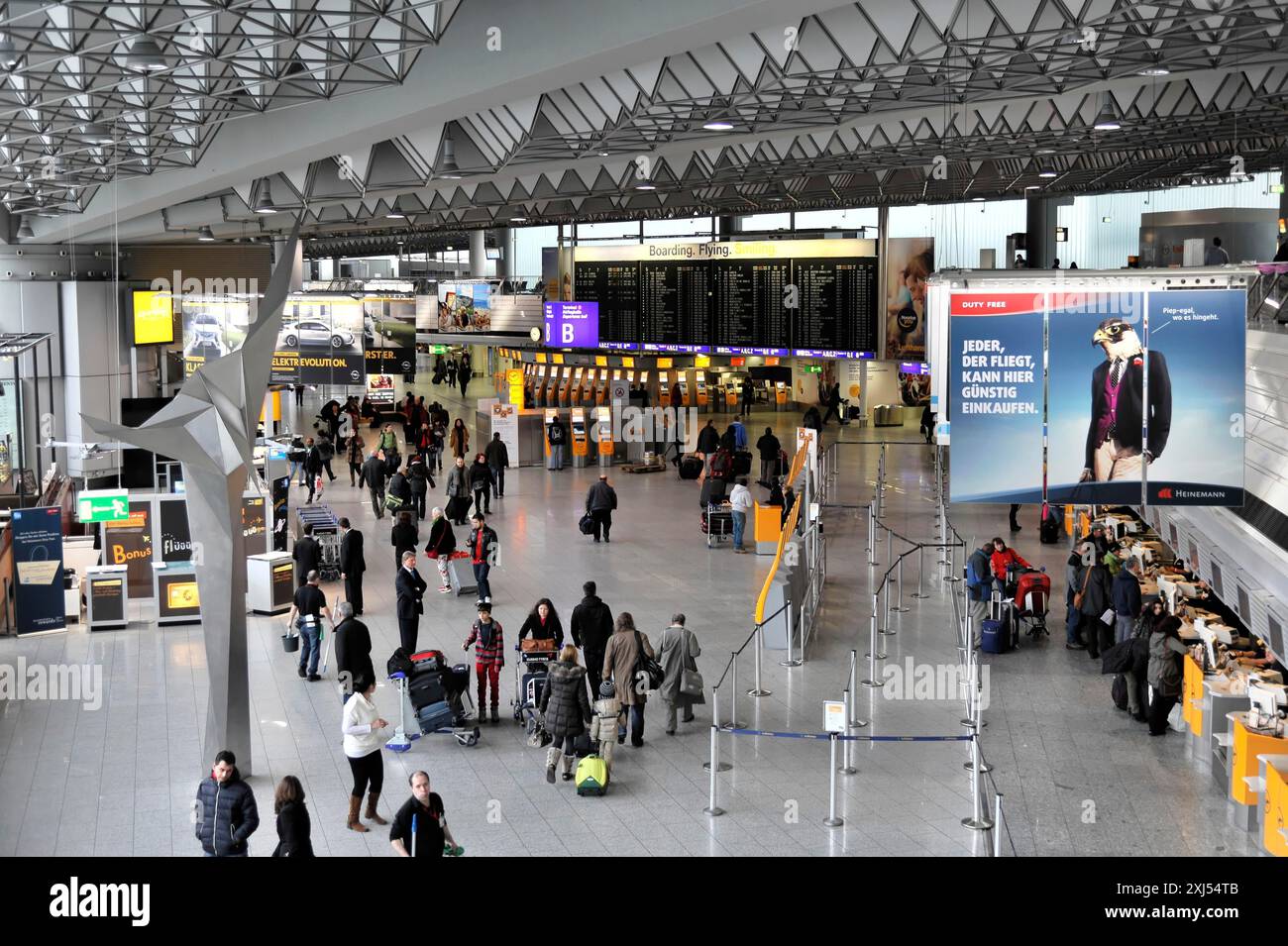 Flughafen Frankfurt, Frankfurt am Main, Hessen, Deutschland, Europa, große Wartehalle am Flughafen mit vielen Reisenden, Check-in-Schaltern und einem Stockfoto