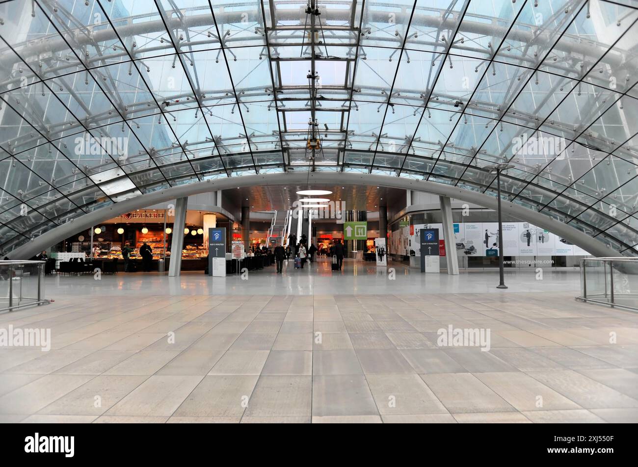 Flughafen Frankfurt, Frankfurt am Main, Hessen, Deutschland, Europa, moderne Flughafenhalle mit geschwungener Glaswand und Gitterstruktur, vielen Lichtern und Aussicht Stockfoto