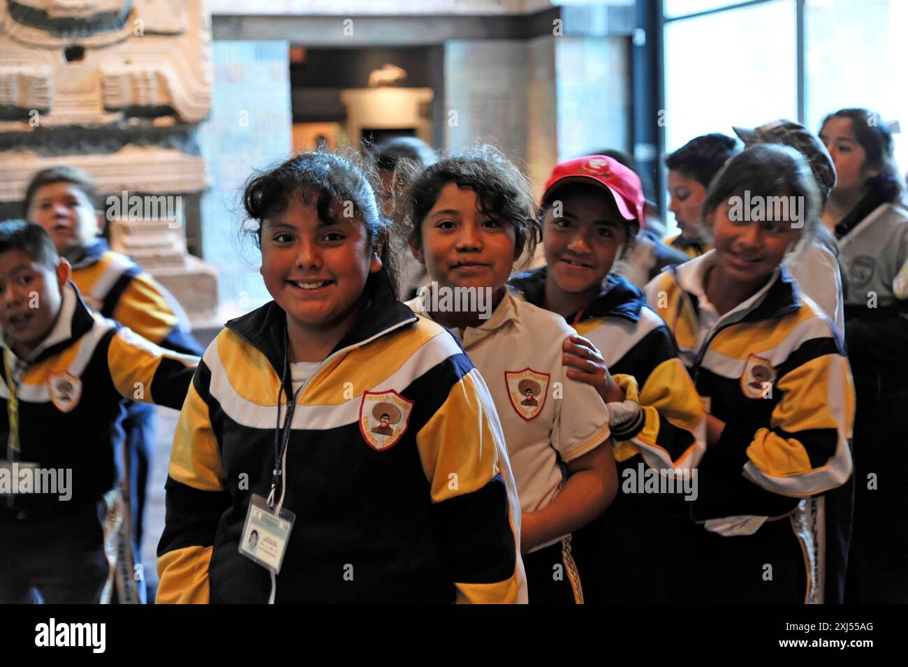 Museo Nacional de Antropologia, Mexiko-Stadt, Mexiko, Zentralamerika, Eine Gruppe von Kindern in Schuluniformen steht in einem Museum und lächelt glücklich Stockfoto