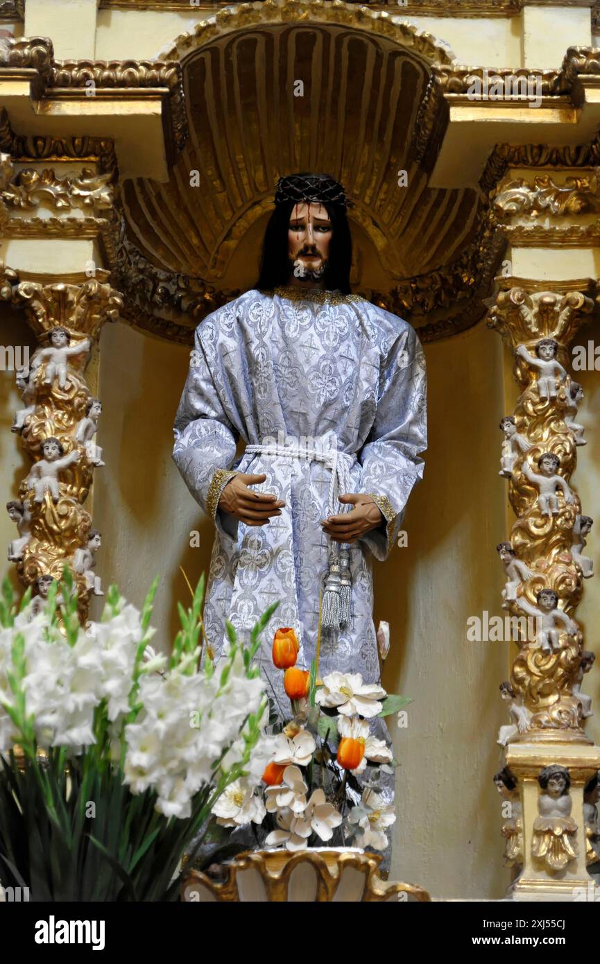 Kirche San Francisco de Acatepec, Acatepec, San Pedro Cholula, Bundesstaat Puebla, Mexiko, Zentralamerika, Eine Statue von Jesus umgeben von einem reichen Stockfoto