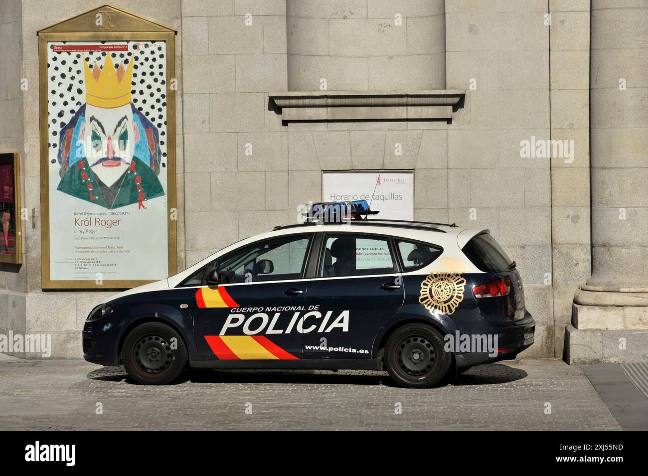 Madrid, Spanien, EuropePolizeiauto vor einer Steinmauer mit Straßenkunst und einem auffälligen Poster an der Wand, Europa Stockfoto