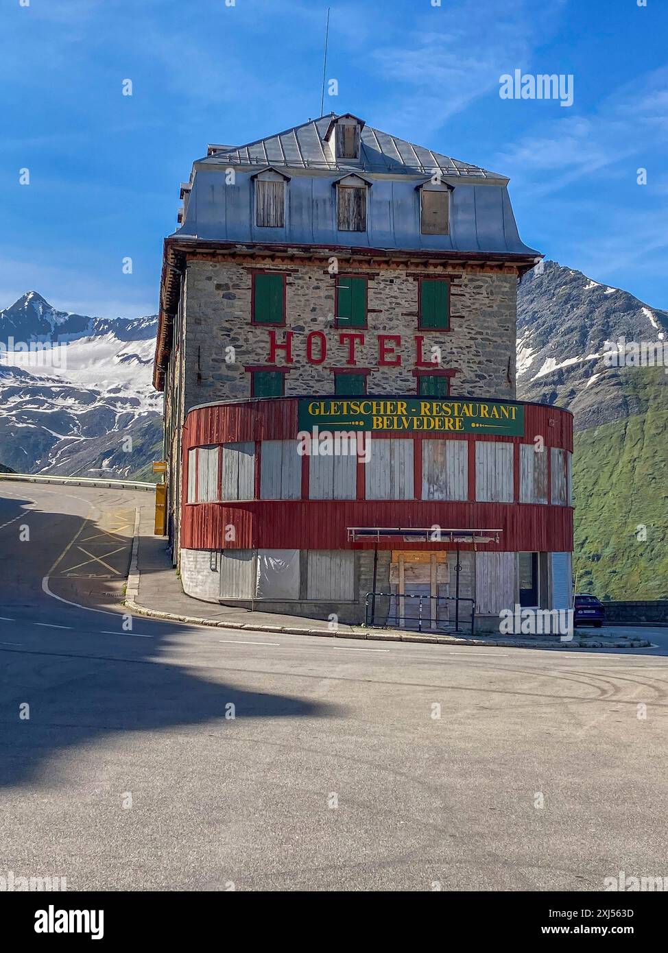 Blick auf das ehemalige, jetzt geschlossene, verlassene historische Hotel Gletscherrestaurant Belvedere mit einer Tür, die an Bord blockiert ist, Eingang, die Fenster sind geschlossen Stockfoto