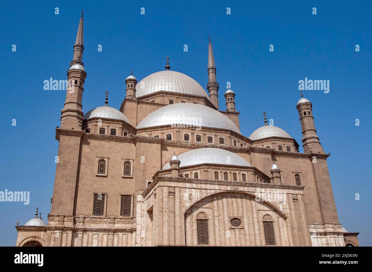 Blick von Westen auf Kuppeln und Minarette der Muhammad-Ali-Moschee Muhammad-Ali-Moschee aus osmanischer Zeit Alabaster-Moschee Twin-Minarette im osmanischen Stil gewölbt Stockfoto