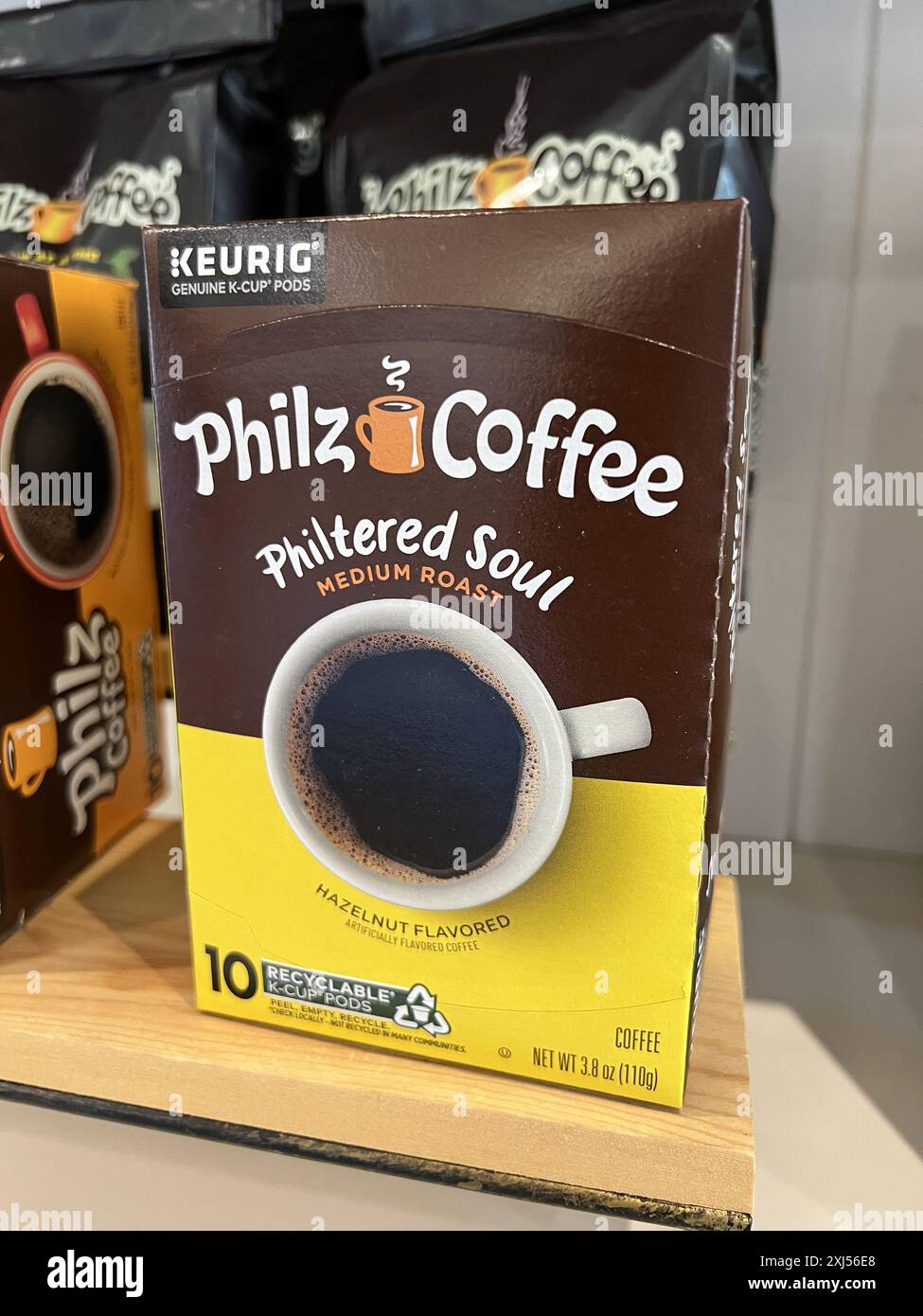 USA. April 2024. Box mit Philz Coffee Philtered Soul mittelgerösteten Keurig K-Cup Pods mit Haselnussgeschmack, Lafayette, Kalifornien, 16. April 2024. (Foto: Smith Collection/Gado/SIPA USA) Credit: SIPA USA/Alamy Live News Stockfoto