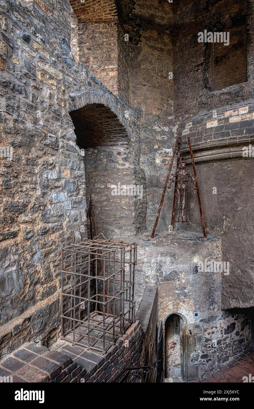 Prager Burg, mittelalterlicher Folterkäfig aus Metall im Daliborka-Turm, Prag, Tschechische Republik Stockfoto