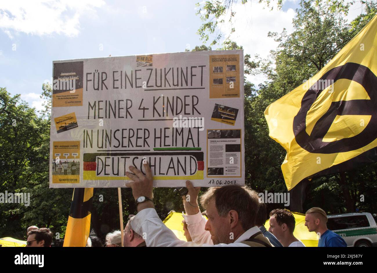 Demonstration durch die Identitäre-Bewegung. Mehrere hundert Anhänger der Identitäre-Bewegung demonstrierten in Berlin unter dem Motto Zukunft Stockfoto